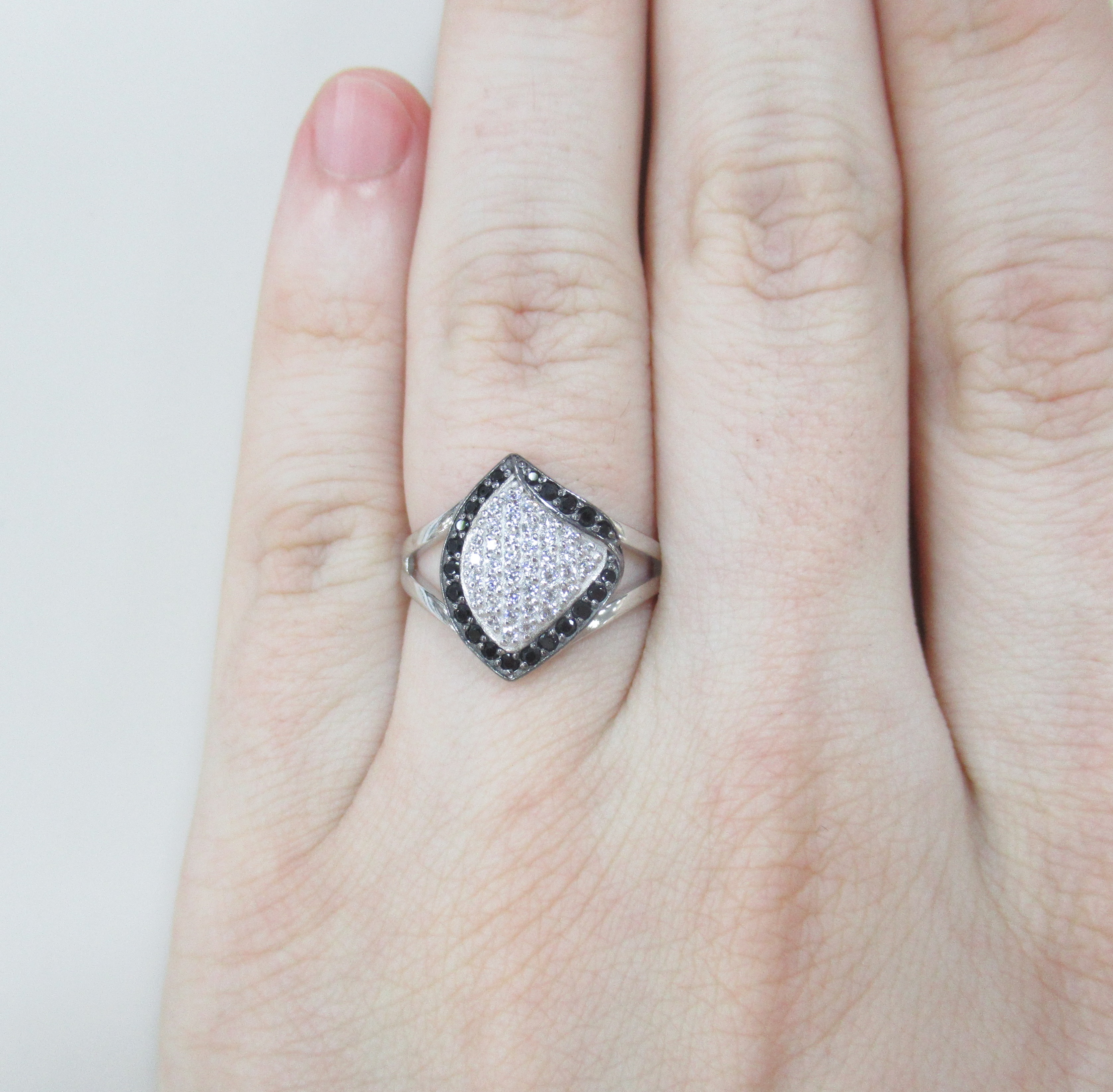 Серебряное кольцо со шпинелью